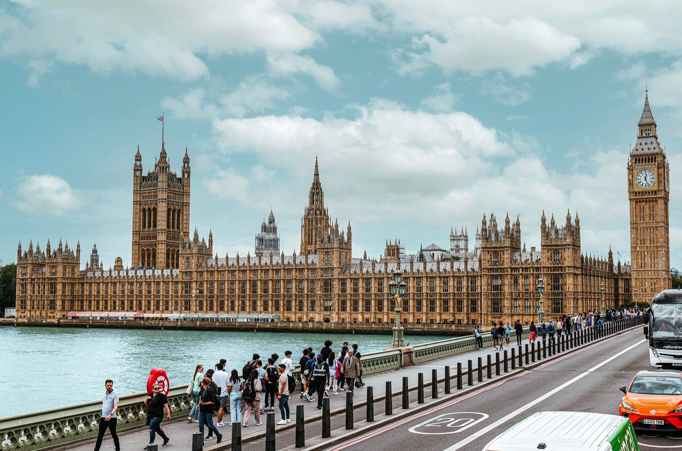 Peers back cross-party push to modernise Whitehall procurement
